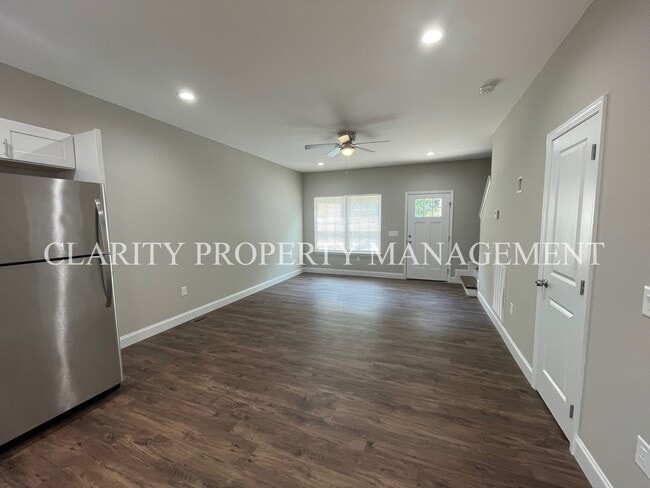Building Photo - Modern townhome!