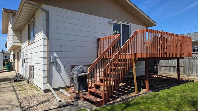 Building Photo - Cute Twinhome is South/Central Bismarck