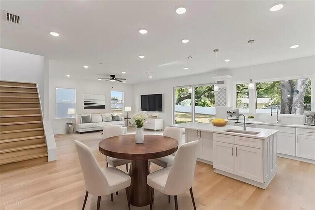 Building Photo - 2717 Alamo Dr