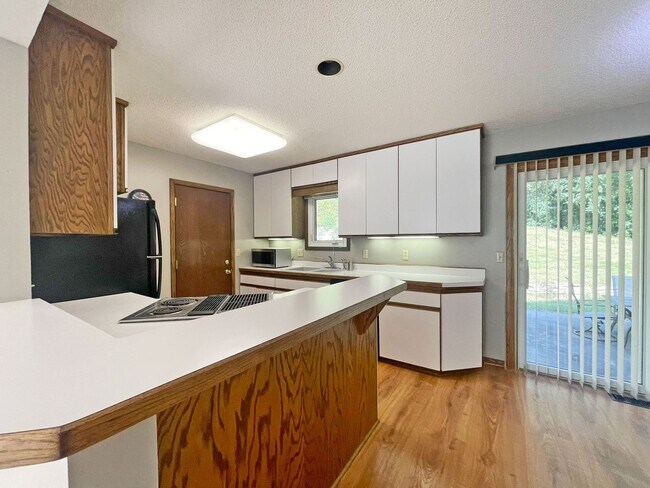 Building Photo - 4-Level Home with Fireplace & Big Yard is ...