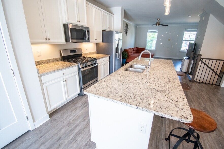 kitchen island - 914 Avast Way