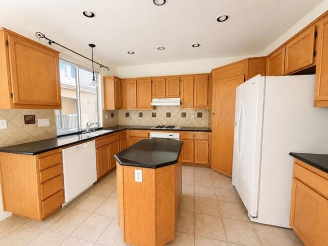 Building Photo - 910 Camino De La Reina