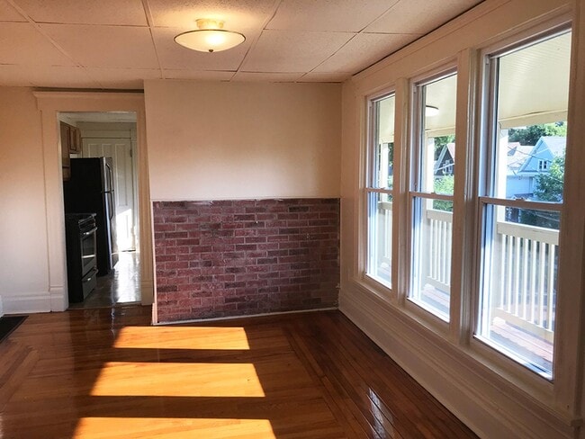 Building Photo - Beautiful Upper Flat With Private Side Por...