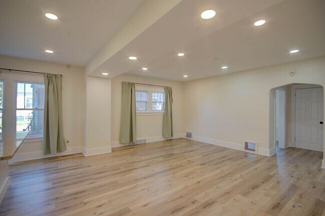 Building Photo - Completely remodeled 3 bed home