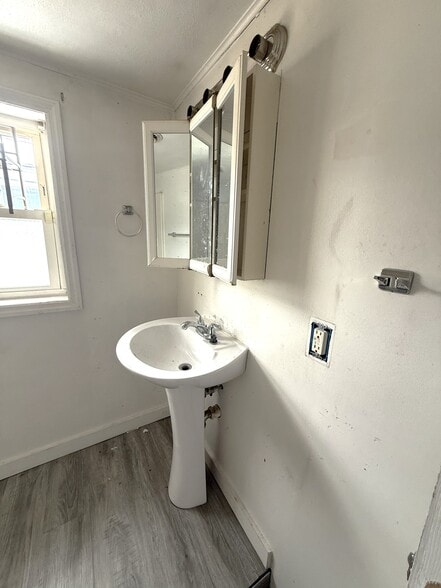 Building Photo - 1524 N Summit Ave