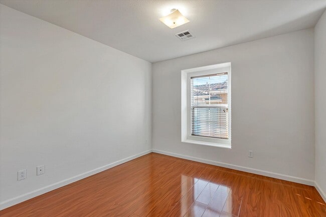 Building Photo - Beautiful Communication Hill Townhome