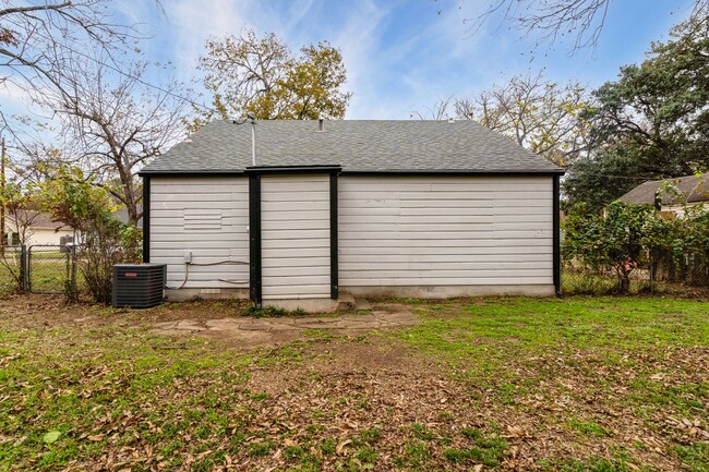 Building Photo - Charming in Cleburne