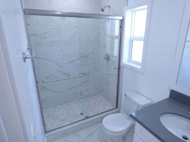 Building Photo - 4 Bedroom Unit with 2 Car Parking!