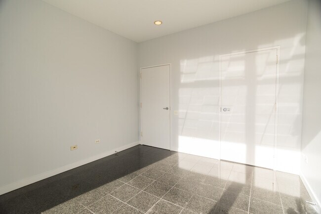 Building Photo - 653 N Kingsbury St