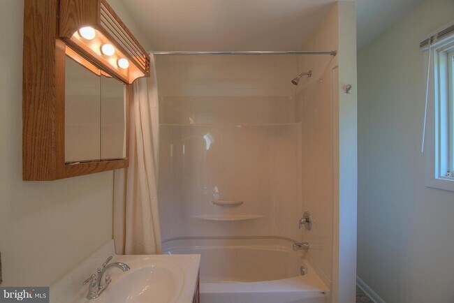 Building Photo - 5105 Shore Dr