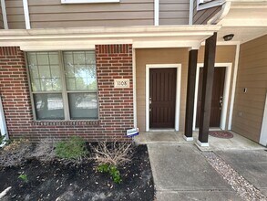 Building Photo - 2 BED 2 BATH TOWNHOME ON SHUTTLE ROUTE NEAR CAMPUS -  WITH POOL!