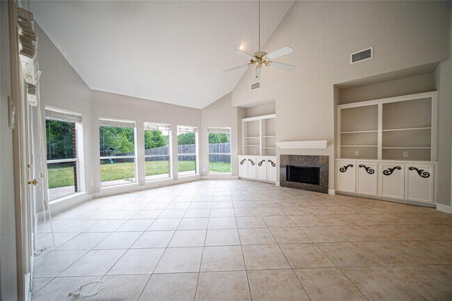 Building Photo - 4423 Lakeshore Forest Dr