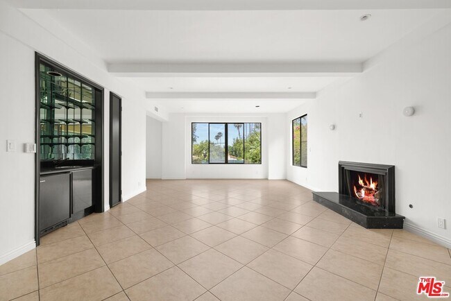 Building Photo - 1121 La Collina Dr