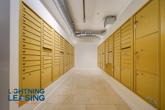 Building Photo - 939 S Broadway-1008