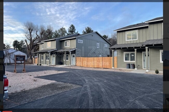 Building Photo - 374 SE Garner St