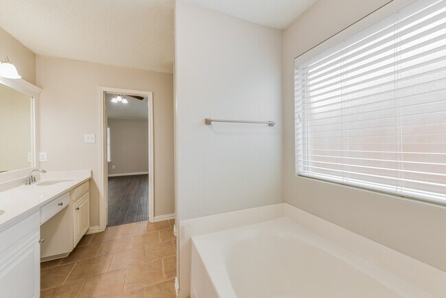 Building Photo - 605 Crestview Ct