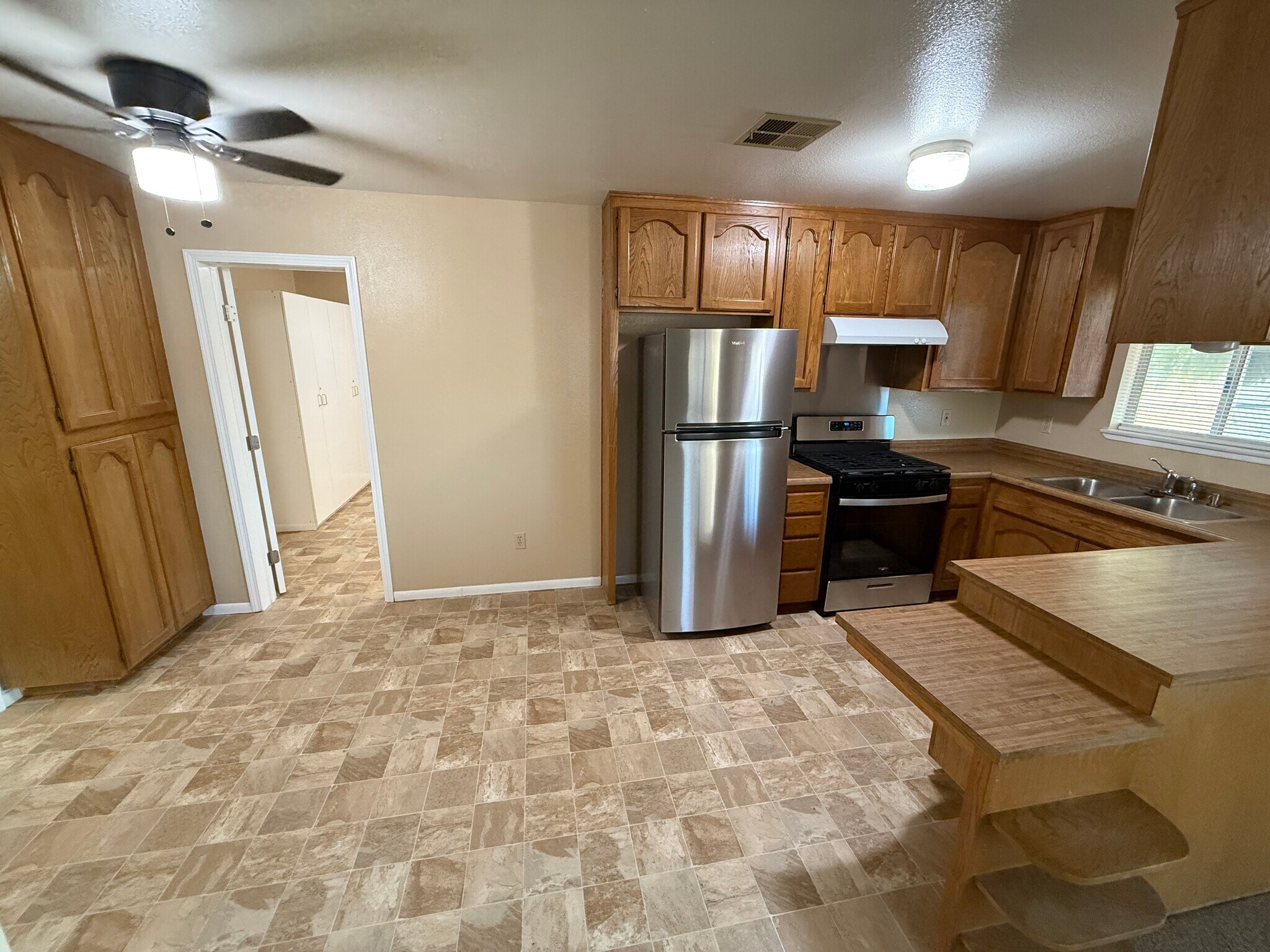 Kitchen, new appliances and flooring - 15936 Lime St