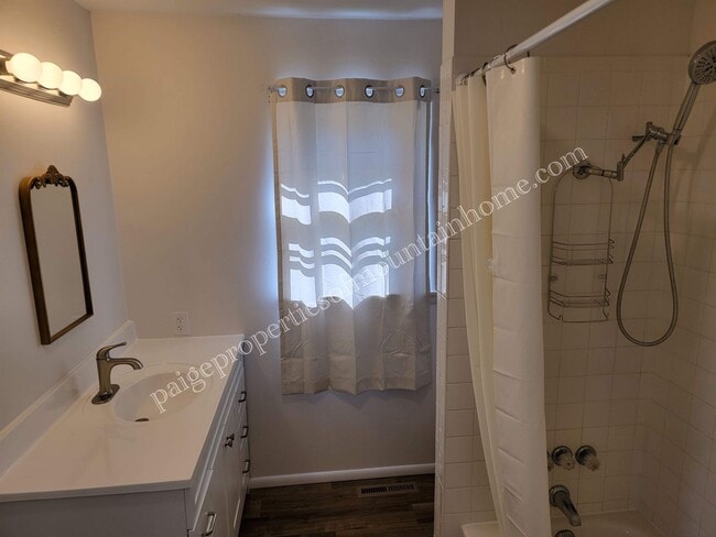 Building Photo - 2 Bed 1 Bath Bungalow on College