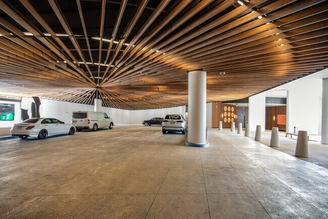 Building Photo - 1000 Auahi St