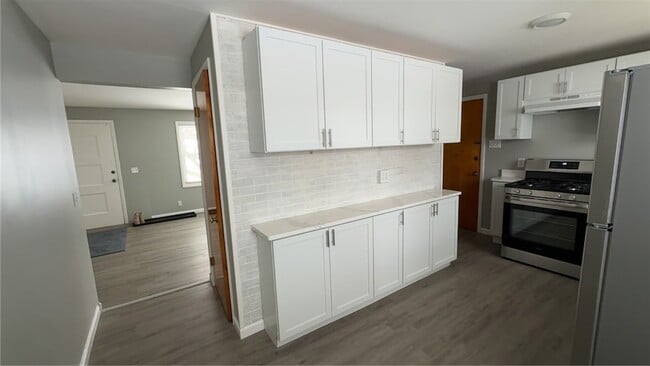 Building Photo - 198 Skycrest Dr