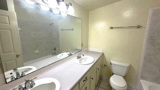 Building Photo - MIDTOWN 3/2 w/ Beautiful Wood Floors, Newer Paint, Inside Utility Area, & More! $1695/month Avail...