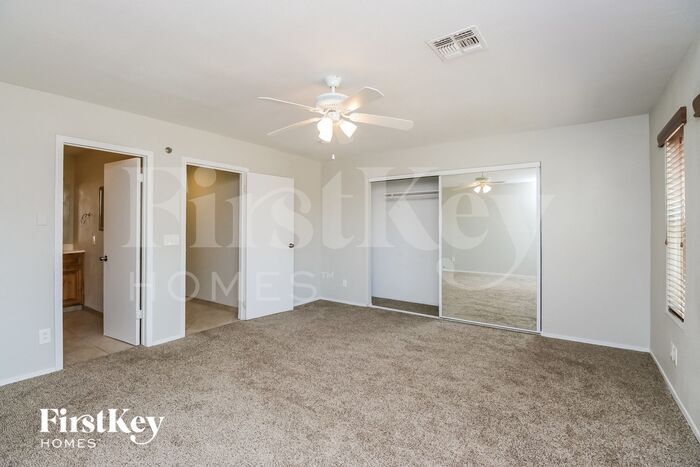 Building Photo - 657 W Barrow Dr