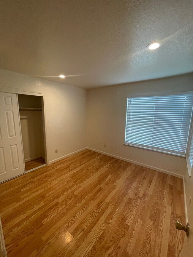 Building Photo - 8192-8194 Talbot Way