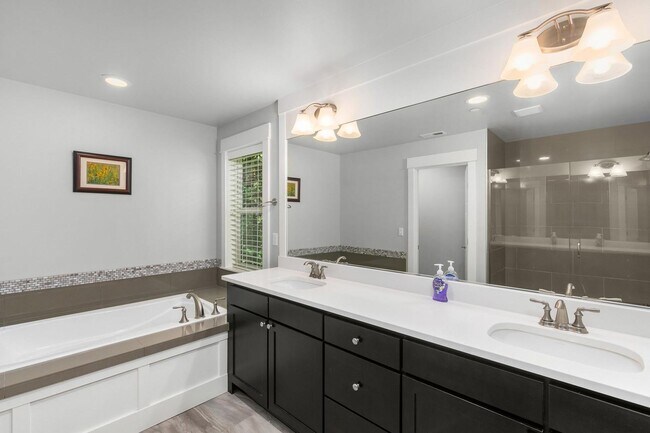 Building Photo - 6 Bedroom Home in Brookside at the Woodlands