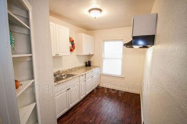 Building Photo - 932 Poinsettia St