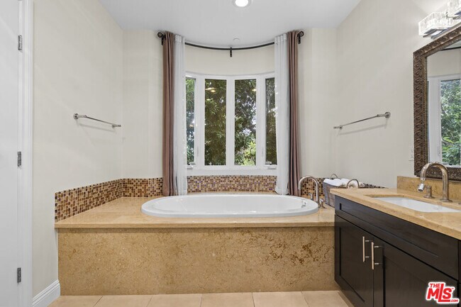 Building Photo - 4848 Wilshire Blvd