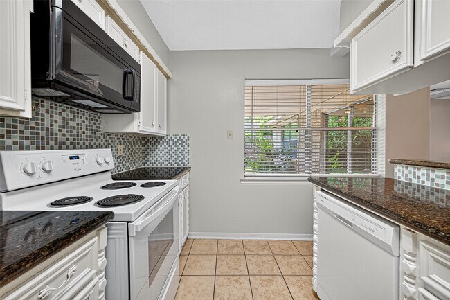 Building Photo - 3303 Palm Desert Ln