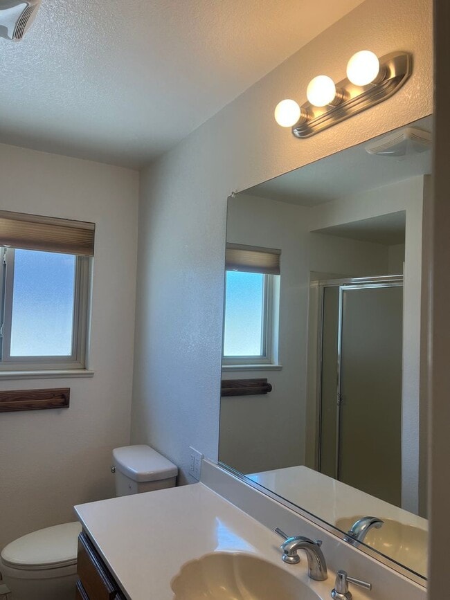 Building Photo - 142 Hillview Dr