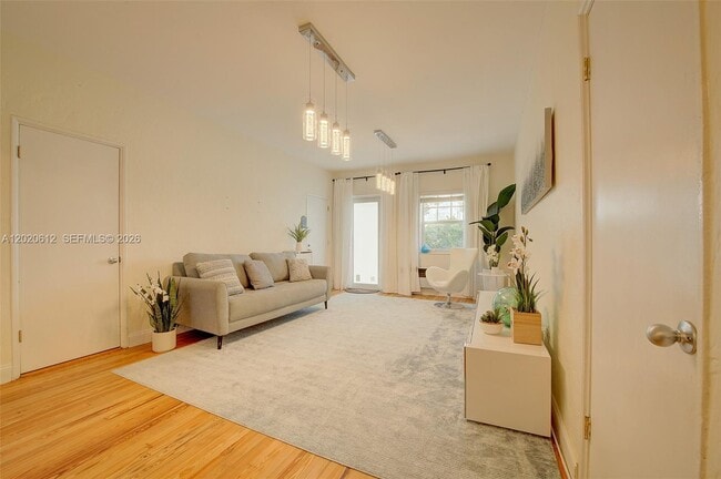 Building Photo - 2463 Pine Tree Dr