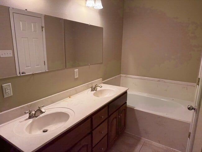 Building Photo - 2110 Richland Park Dr