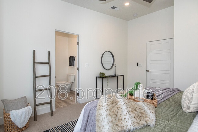 Building Photo - 486 E Violets Cv Ln
