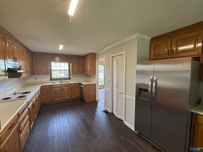 Building Photo - 120 Roy Dr