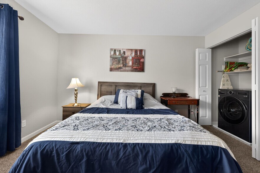 Building Photo - 13085 W Cedar Dr