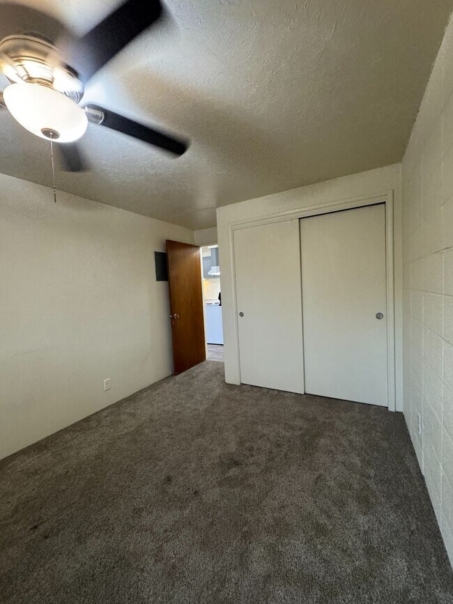 Building Photo - (CAM 10)  Very Nice Large 1 bed Apt - Close to U of O