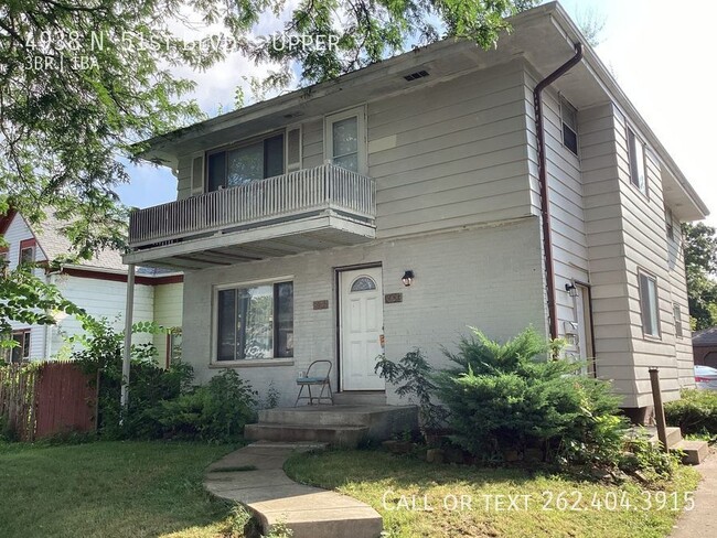 Building Photo - Spacious 3 Bedroom Upper-Make This Your Ne...