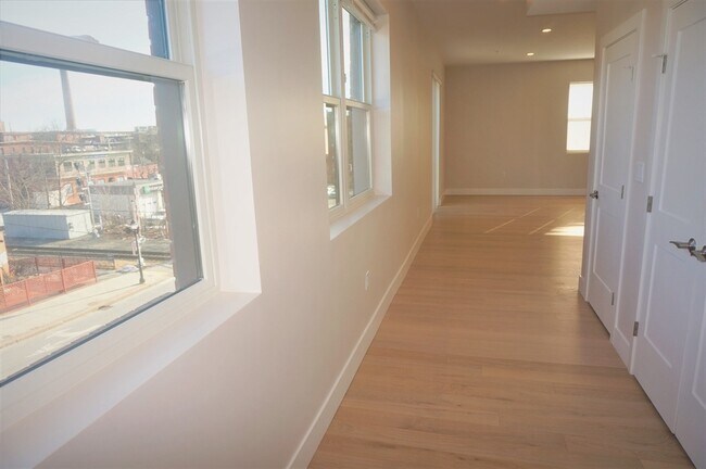 Building Photo - 99 Moody St