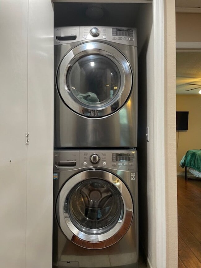 Building Photo - 2 Bedroom 2 1/2 Bath Townhouse in ST, next to MacDill Air Force Base