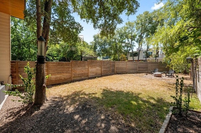 Building Photo - 1005 Cardinal Ln