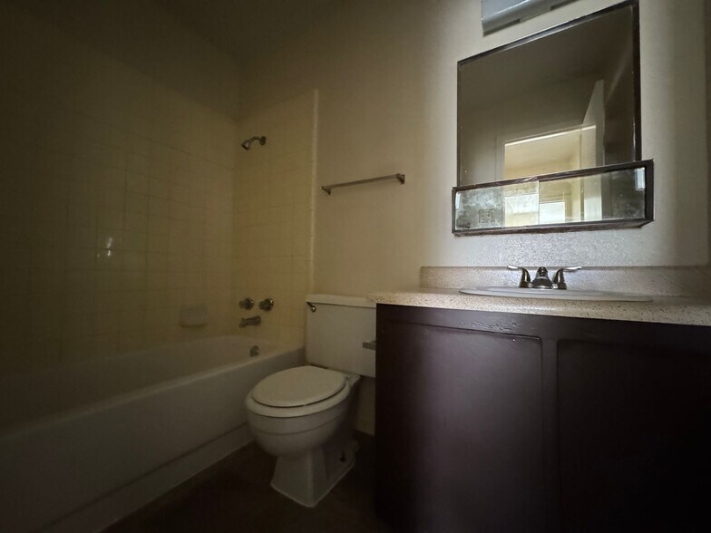 Building Photo - 4306 Lake Rd