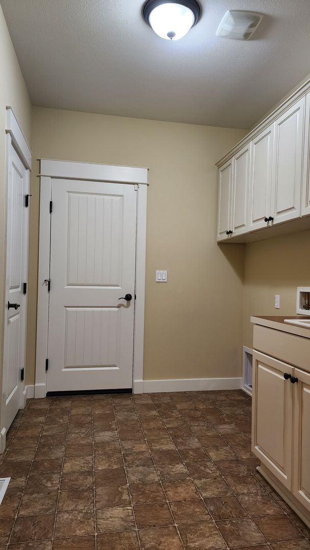 Building Photo - Beautiful Campus Glen 4-Bedroom!