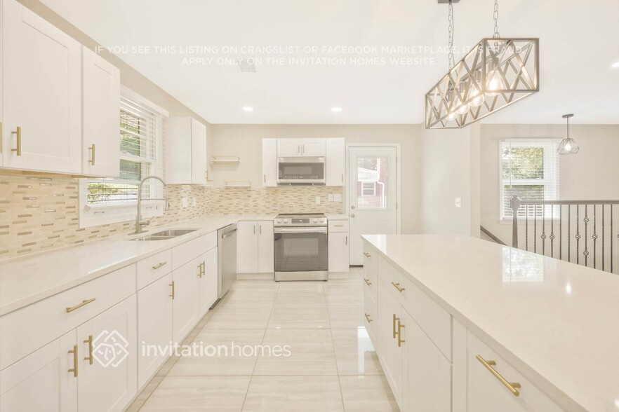 Building Photo - 4856 Torbay Dr