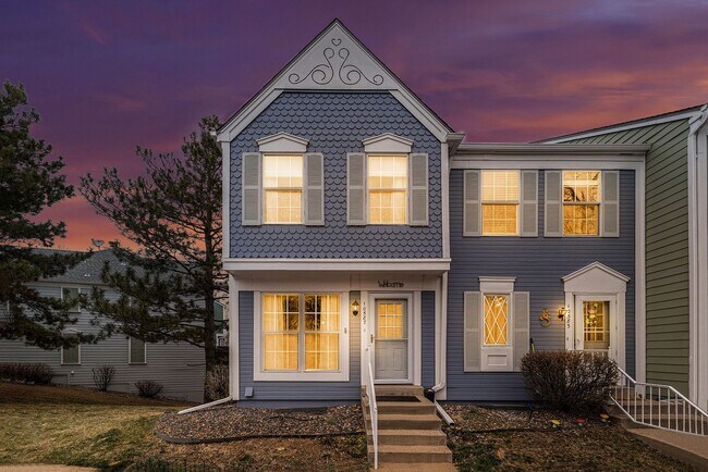 Building Photo - 3 Bedroom 2 Bathroom End Unit Townhome!
