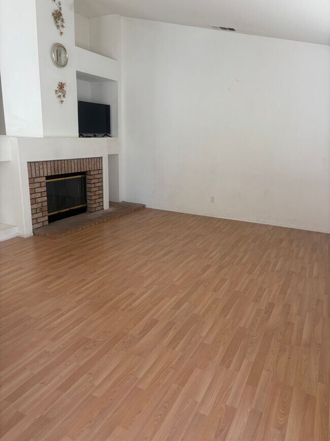 Building Photo - 4-BedroomSpacious Home