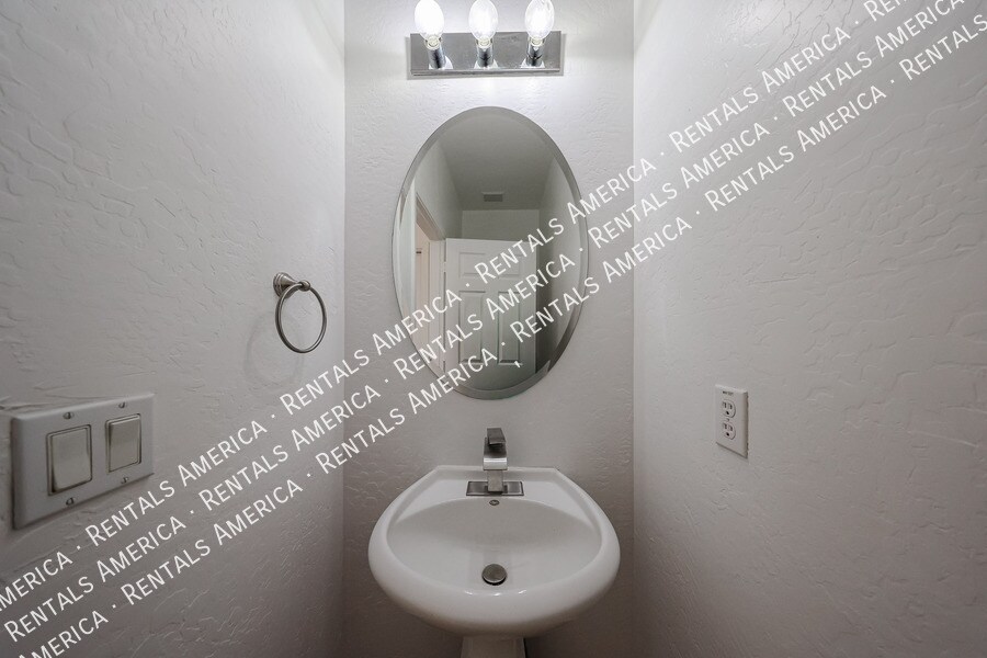 Building Photo - 1295 E Leaf Rd