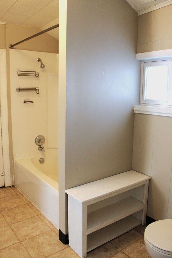 Building Photo - 975 Church St