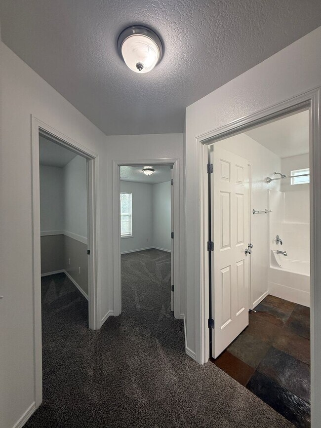 Building Photo - 3 bed, 2 bath- Kennewick Location!